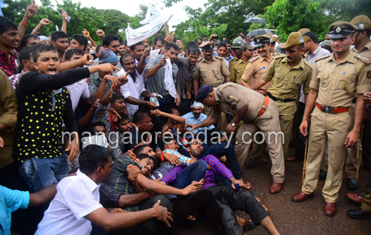 Yettinahole protest in uppinangady